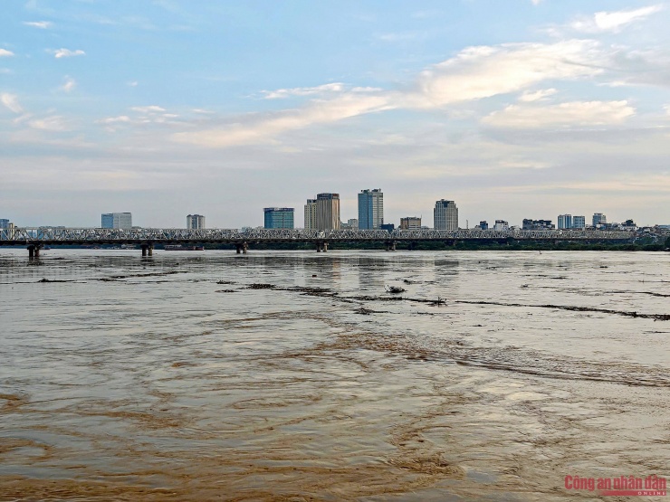 Nước sông Hồng dâng cao, cuộc sống người dân ở chân cầu Long Biên đảo lộn - 1