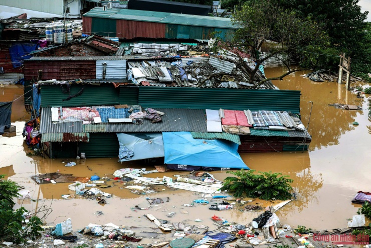 Nước sông Hồng dâng cao, cuộc sống người dân ở chân cầu Long Biên đảo lộn - 2