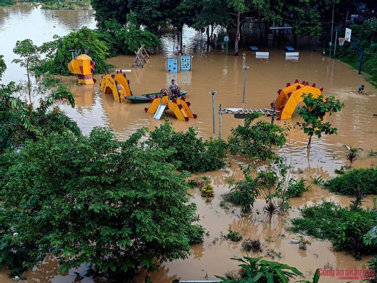 Nước sông Hồng dâng cao, cuộc sống người dân ở chân cầu Long Biên đảo lộn - 5