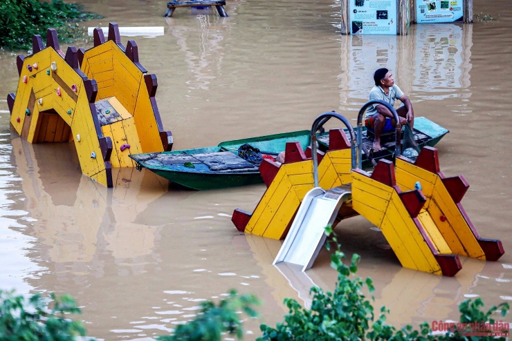 Nước sông Hồng dâng cao, cuộc sống người dân ở chân cầu Long Biên đảo lộn - 6