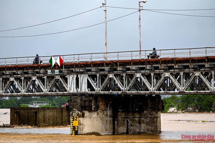 Nước sông Hồng dâng cao, cuộc sống người dân ở chân cầu Long Biên đảo lộn - 7