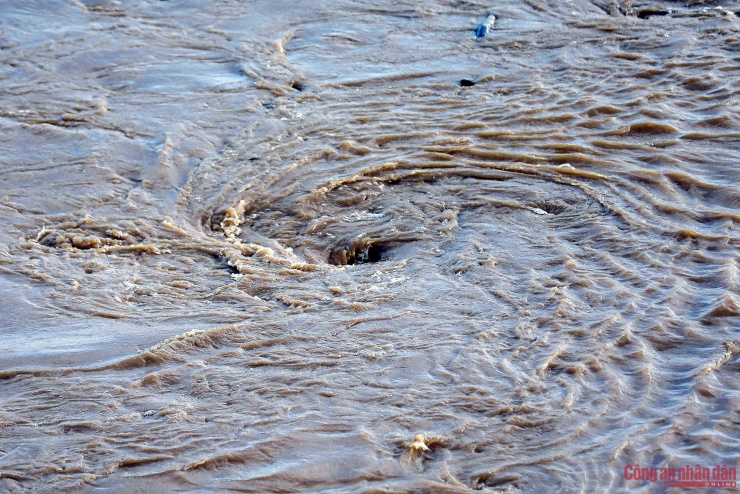 Nước sông Hồng dâng cao, cuộc sống người dân ở chân cầu Long Biên đảo lộn - 8