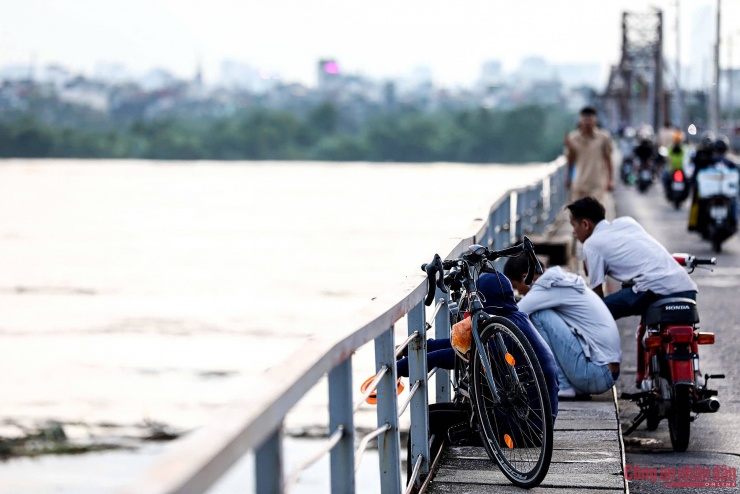Nước sông Hồng dâng cao, cuộc sống người dân ở chân cầu Long Biên đảo lộn - 11