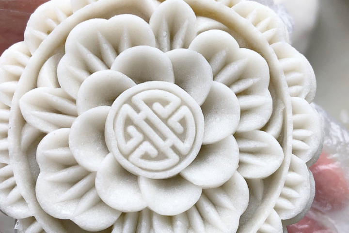 Cách làm bánh Trung thu dẻo nhân đậu xanh truyền thống đơn giản