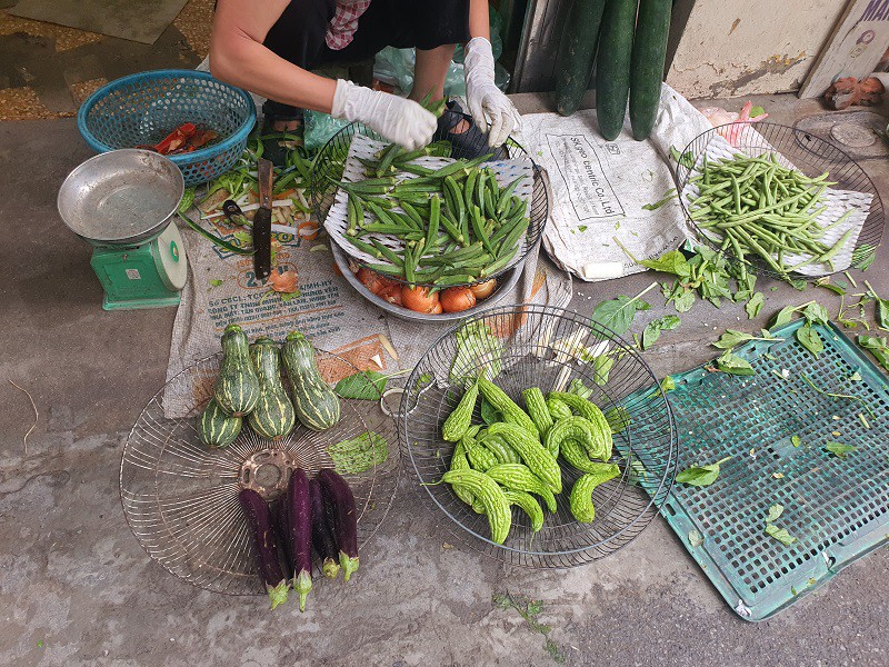 Hàng rau chỉ còn một số loại củ quả.