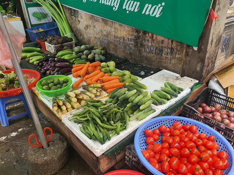 Một hàng rau khác vắng bóng các loại rau xanh ăn lá, chỉ bán các loại củ quả.