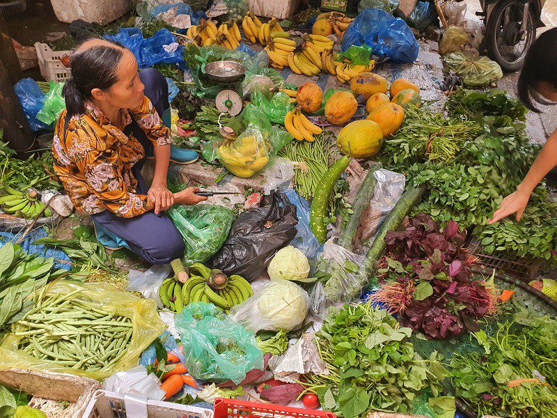 Nhiều loại rau ăn lá không những bị dập nát do mưa bão mà còn tăng giá khiến nhiều người chán không buồn bán.