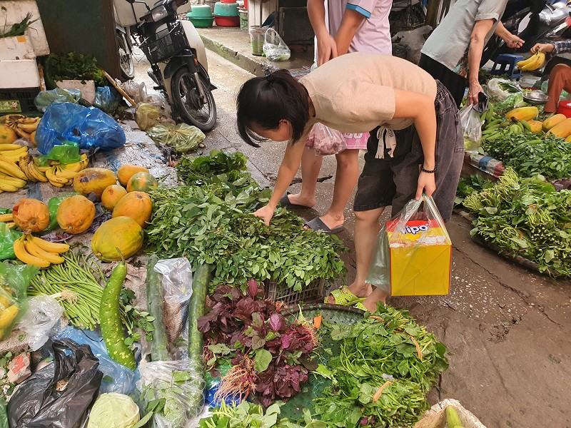 Hầu như các hàng rau đều không nhập rau cải về để bán sau mưa bão vì sợ thối, hỏng.