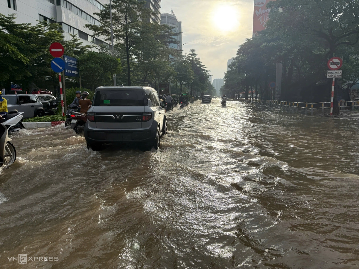 Đầu đường Tôn Thất Thuyết, nước ngập sâu gần vỉa hè 30-40 cm, dài hơn 100 m. Ảnh: Lộc Chung