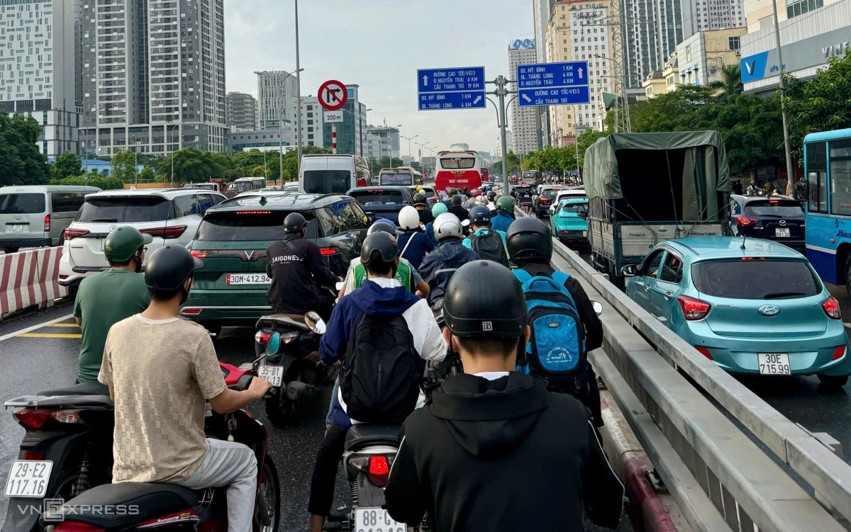 Nút giao Mai Dịch bắt đầu ùn ứ. Ảnh: Lộc Chung