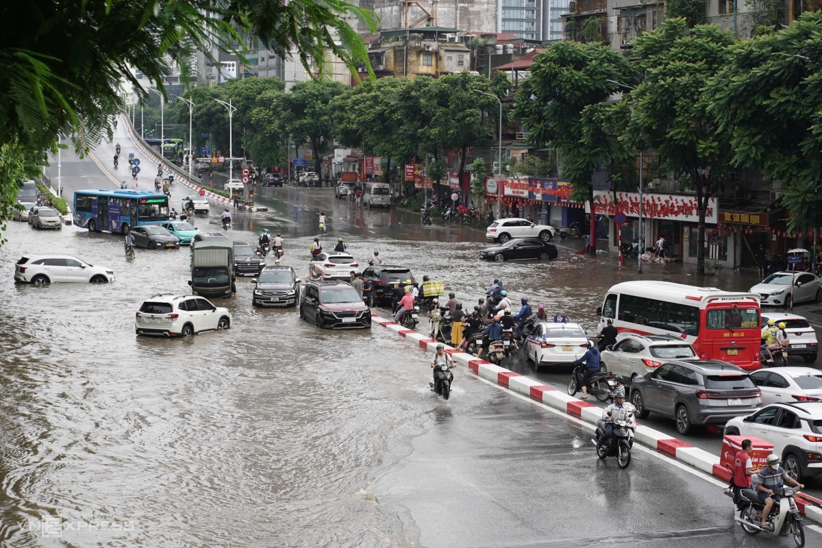 Cầu vượt Nguyễn Chí Thanh - Liễu Giai ngập khoảng 40 cm đoạn lên cầu. Ảnh: Hoàng Giang