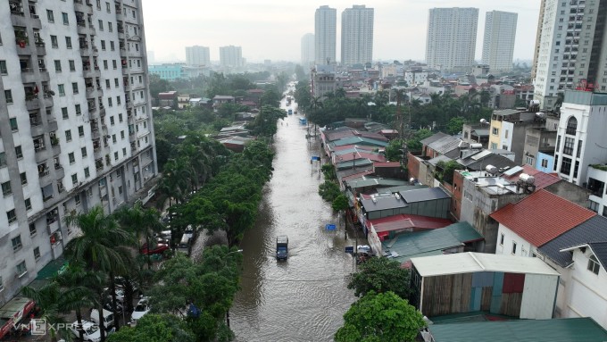 Đường 70 qua Viện 103, phường Hà Đông, nước ngập 60-70 cm, kéo dài 200 m. Ảnh: Thanh Hải