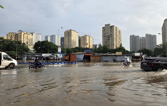 Phố Phan Quốc Trị, đoạn qua chợ Nam Trung Yên, chỗ ngập sâu nhất đến nửa bánh xe máy. Ảnh: Võ Hải