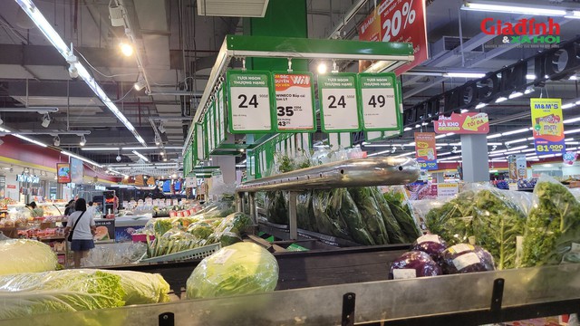 Tại hệ thống siêu thị WinMart, bắp cải trắng là 25.900 đồng/kg; bắp cải tím là 35.120 đồng/kg. Ảnh: Bảo Loan