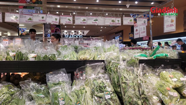 Tại siêu thị Aone Mall (Hà Đông, Hà Nội), các mặt hàng thực phẩm đều bình ổn giá trong những ngày mưa bão.Ảnh: Bảo Loan