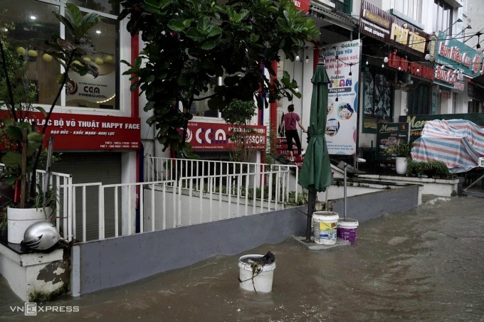 Nhiều hàng quán kinh doanh tại Khu đô thị Geleximco bị ảnh hưởng do ngập nước. Ảnh: Hoàng Giang