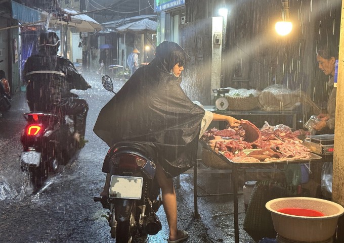 Một quầy thịt heo ở Mỹ Đình 1, phường Từ Liêm trong ngày mưa lớn 30/9. Ảnh: Ngọc Diễm