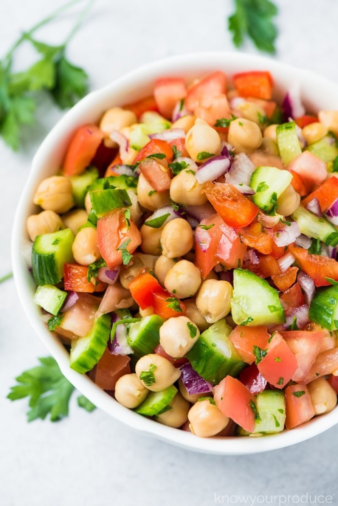 Đậu gà hấp chín, trộn salad là bữa tối lý tưởng, giúp no bụng, giàu dinh dưỡng.