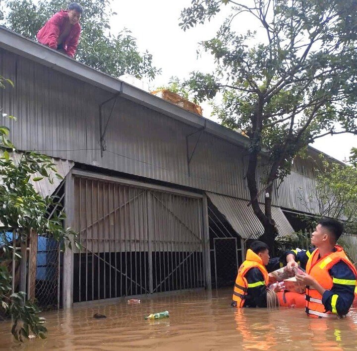 Lực lượng cứu hộ hỗ trợ người dân ở Nghệ An. Ảnh: CTV