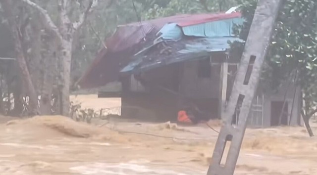 Ngôi nhà của 2 nạn nhân chơi vơi giữa dòng nước lũ.