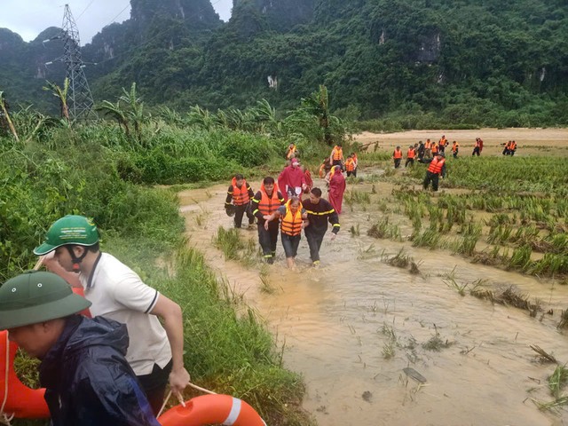 Lực lượng cứu nạn cứu hộ đã đưa cả 2 nạn nhân ra khỏi vùng nguy hiểm.