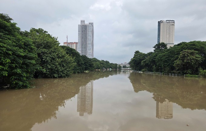 Sông Nhuệ đoạn cầu Đen, Hà Đông, nước dâng cao, tràn bờ. Ảnh: Võ Hải (chụp lúc 10h hôm nay)