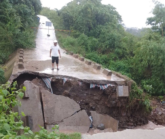 Sập cống liên hợp, nhiều hộ dân bị cô lập - 1