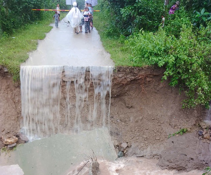 Sập cống liên hợp tại đường liên thôn A Ngo - A Đeng, xã La Lay sau bão số 10