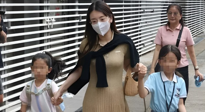 Moka đưa hai con gái đi học hồi tháng 8. Ảnh: Weibo