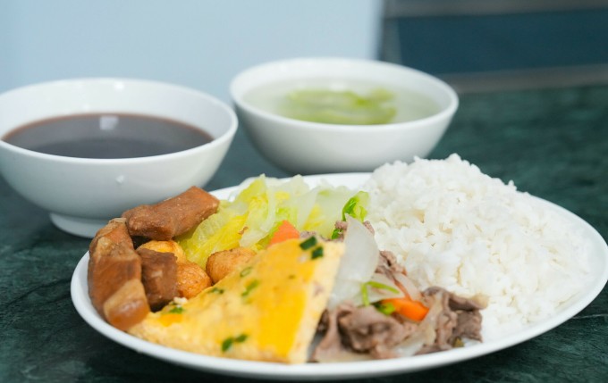 Suất ăn với đầy đủ thịt, rau, trứng cho các em học sinh ở lại trường. Ảnh: Nhà trường cung cấp