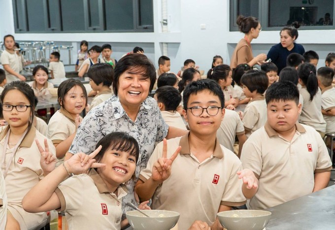 Nhà giáo Phạm Bích Ngà - Chủ tịch Hội đồng quản trị, đội ngũ Ban Lãnh đạo và Ban Giám hiệu Ngôi Sao Hoàng Mai đã trực tiếp có mặt chỉ đạo, động viên và cùng chăm sóc học sinh. Ảnh: Nhà trường cung cấp