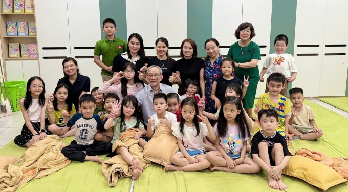 Chủ tịch Hội đồng trường Marie Curie Nguyễn Xuân Khang ở lại cùng học sinh trường Marie Curie. Ảnh: Nhà trường cung cấp