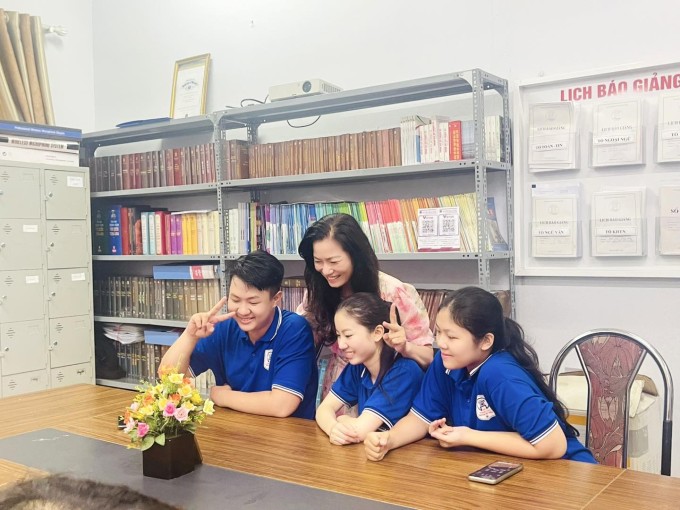 Cô và trò trường Nguyễn Tất Thành gọi điện thông báo tình hình ở trường để phụ huynh yên tâm, tối 30/9.