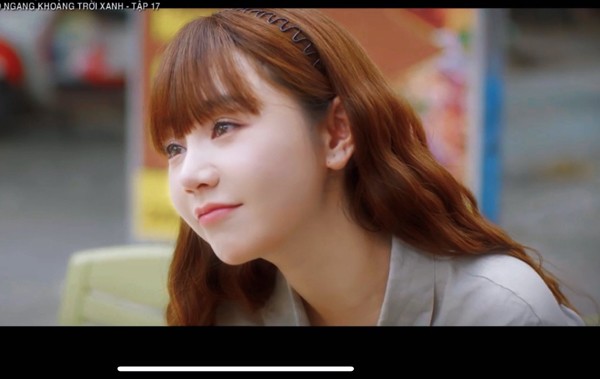 Quỳnh Kool dù gặp phải nhiều tranh cãi về nhan sắc trong phim 'Gió ngang khoảng trời xanh' nhưng cô vẫn gây ấn tượng với khán giả bởi lối diễn xuất linh hoạt. Nếu trên phim, cô bị soi về gương mặt thì ngoài đời khán giả lại quan tâm đến gu thời trang của người đẹp.