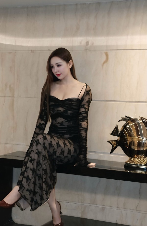 Quỳnh Kool cũng không ngại phá cách với váy liền thân cup ngực khoe vòng một đầy đặn, căng tràn sức sống.