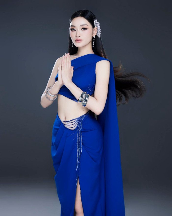 Yến Nhi lựa chọn thiết kế cắt xẻ táo bạo trong ngày đầu nhập cuộc tại Thái Lan tham gia Miss Grand International 2025. (Ảnh FBNV)