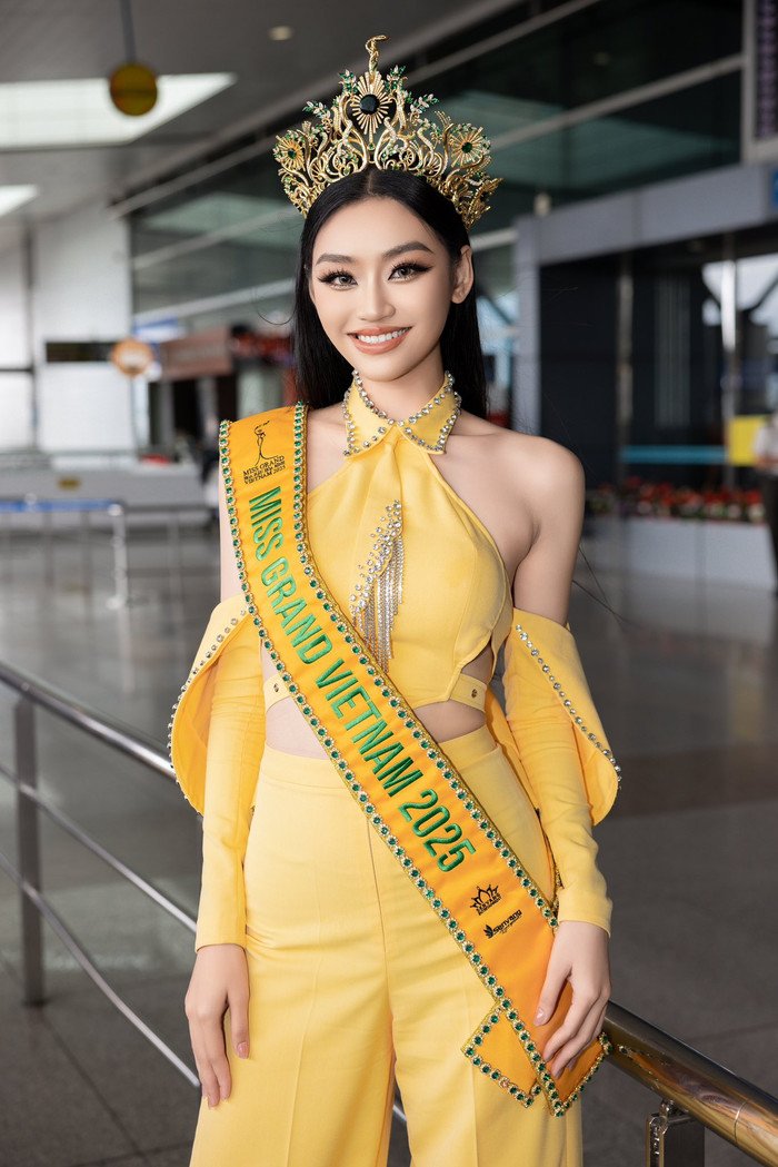 Trang phục của Yến Nhi khi xuất hiện tại sân bay ở Việt Nam, chuẩn bị bay qua Thái tham gia MGI. (Ảnh FBNV)