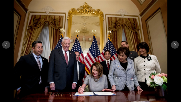 Chủ tịch Hạ viện Mỹ khi đó, bà Nancy Pelosi, trong lần ký thỏa thuận mở cửa lại chính phủ vào ngày 25-1-2019. Ảnh: AP