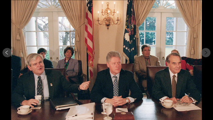 Tổng thống Mỹ Bill Clinton (giữa) trong cuộc họp ngày 31-12-1995 bàn về ngân sách với Chủ tịch Hạ viện Newt Gingrich (trái) và lãnh đạo phe đa số ở Thượng viện Bob Dole (cả hai đều là thành viên đảng Cộng hòa). Ảnh: AP