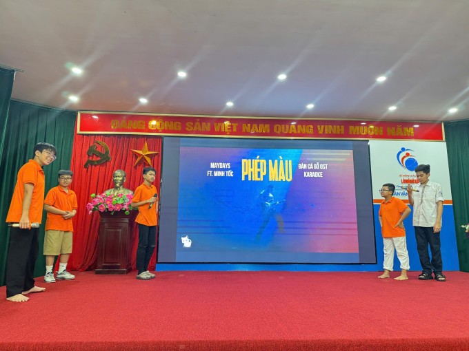 Học sinh hát karaoke sau giờ cơm tối. Ảnh: Nhà trường cung cấp