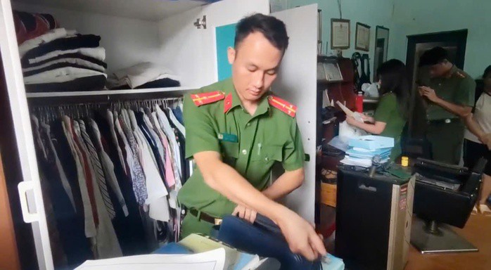 Lực lượng chức năng khám xét nhà Nguyễn Mạnh Tuân. Ảnh: Công an cung cấp