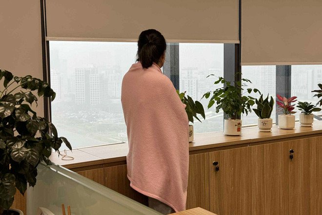 Bà mẹ lo lắng cho con cái, gia đình khi phải qua đêm ở công ty 