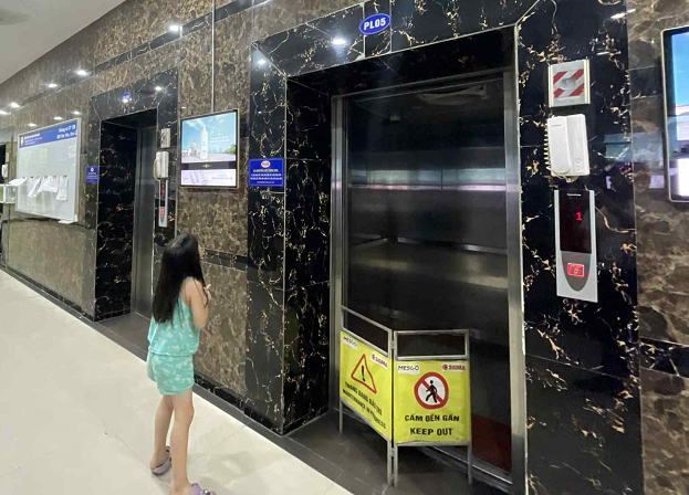 Hiện thang máy số 5 vẫn chưa thể sửa chữa do phải đợi linh kiện thay thế. Ảnh: Quỳnh Mai.