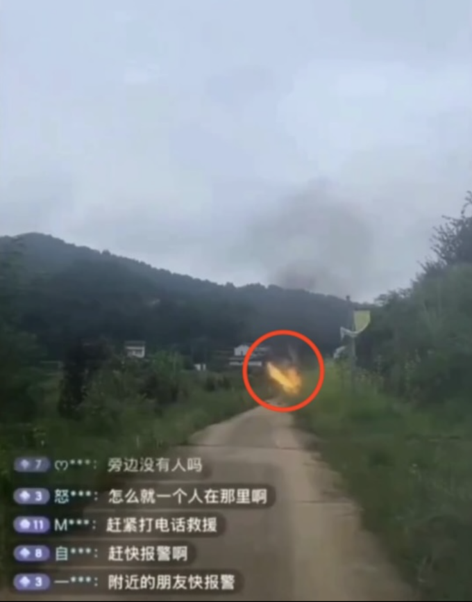 Chiếc trực thăng của Tang lao xuống và phát nổ thành một quả cầu lửa khổng lồ. Ảnh: Jam Press