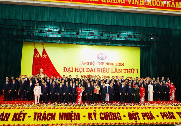 Ủy viên Bộ Chính trị, Bí thư Trung ương Đảng, Trưởng Ban Tổ chức Trung ương Lê Minh Hưng tặng hoa chúc mừng Ban Chấp hành Đảng bộ tỉnh Ninh Bình lần thứ I, nhiệm kỳ 2025-2030