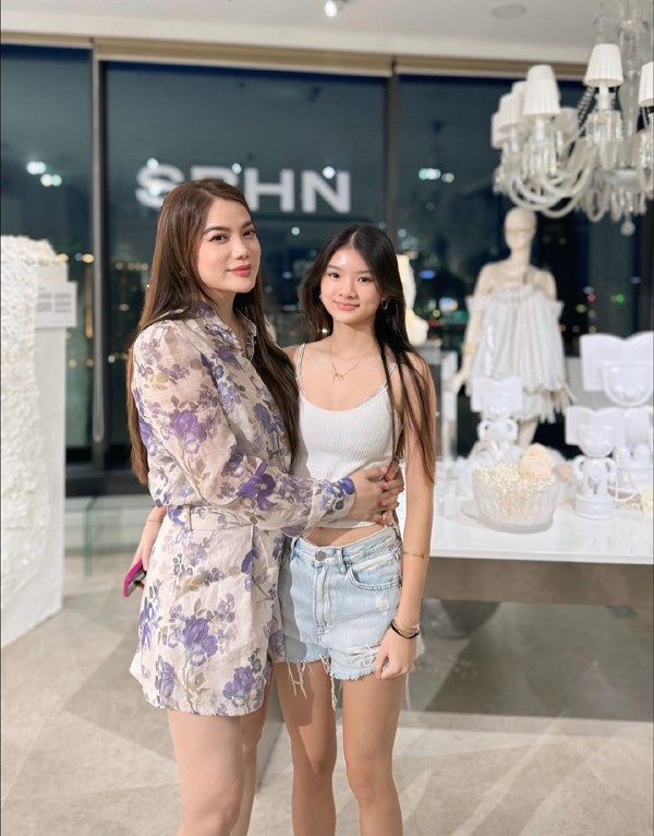 Trương Ngọc Ánh và con gái.