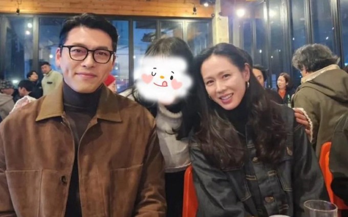 Son Ye Jin và Hyun Bin chụp hình với fan gần đây. Ảnh: Instagram