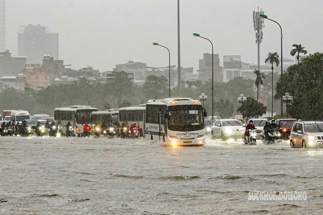 Mưa lớn khiến giao thông tê liệt ở nhiều tuyến phố. Ảnh: Tuấn Anh