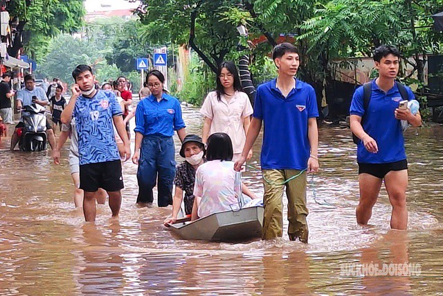 Hà Nội mưa lớn, ngập úng nghiêm trọng nhiều khu vực. Ảnh: Tuấn Anh
