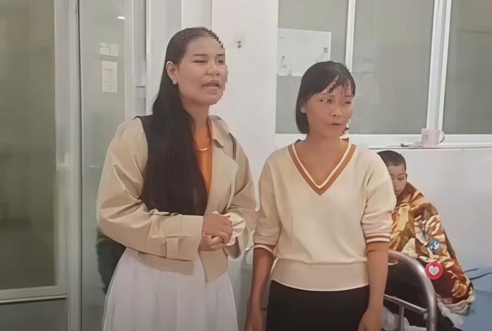 Phó hiệu trưởng Đỗ Thị Hồng Huế (bìa trái) đến thăm các em học sinh tại bệnh viện